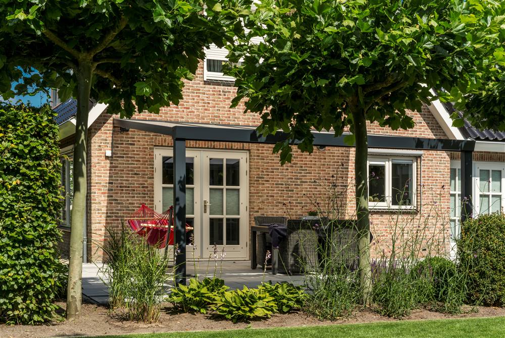 Anthracite aluminium veranda with glass roof on a brick family home